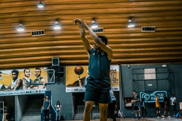 basketball player shooting